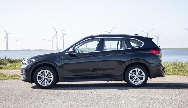 BMW X1 xDrive25e Executive BEIGE LEER / CAMERA / CARPLAY / HEAD UP DISPLAY / LED / CRUISE CONTROLE / STOELVERWARMING