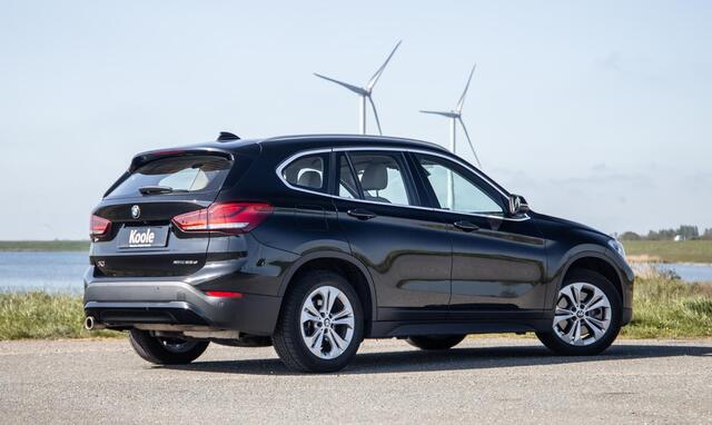 BMW X1 xDrive25e Executive BEIGE LEER / CAMERA / CARPLAY / HEAD UP DISPLAY / LED / CRUISE CONTROLE / STOELVERWARMING