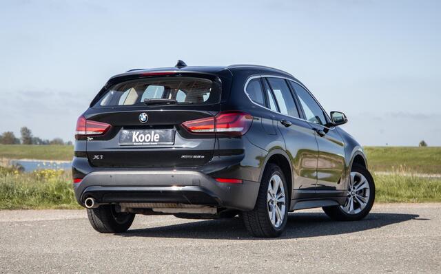 BMW X1 xDrive25e Executive BEIGE LEER / CAMERA / CARPLAY / HEAD UP DISPLAY / LED / CRUISE CONTROLE / STOELVERWARMING