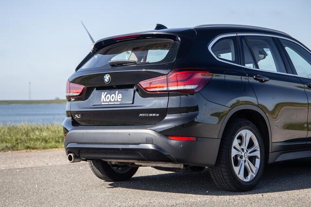BMW X1 xDrive25e Executive BEIGE LEER / CAMERA / CARPLAY / HEAD UP DISPLAY / LED / CRUISE CONTROLE / STOELVERWARMING