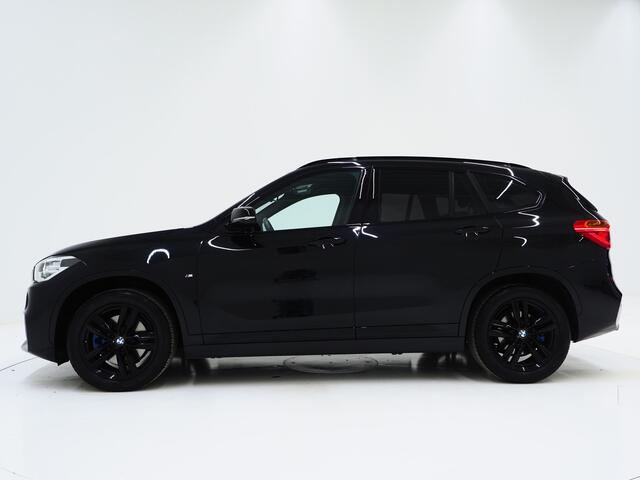 BMW X1 sDrive20i M Sport Full Black | HUD | Trekhaak | Sfeerlicht | Donkere Hemel | Stoelverwarming | Cruise | PDC | Carplay