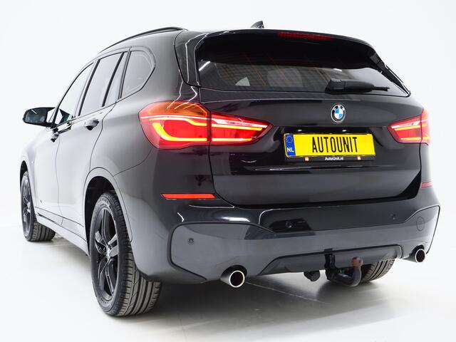 BMW X1 sDrive20i M Sport Full Black | HUD | Trekhaak | Sfeerlicht | Donkere Hemel | Stoelverwarming | Cruise | PDC | Carplay
