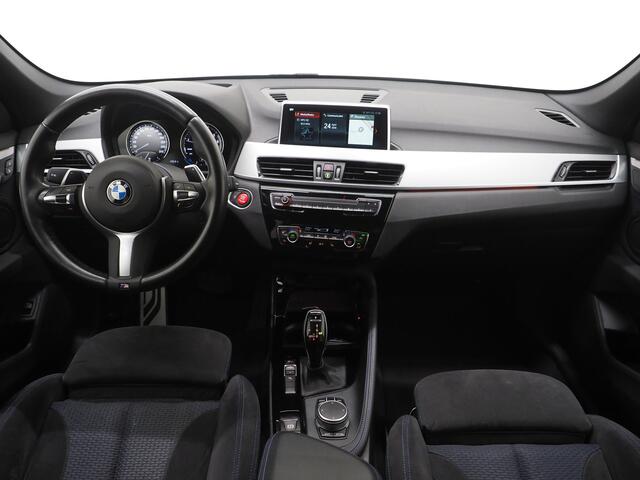 BMW X1 sDrive20i M Sport Full Black | HUD | Trekhaak | Sfeerlicht | Donkere Hemel | Stoelverwarming | Cruise | PDC | Carplay