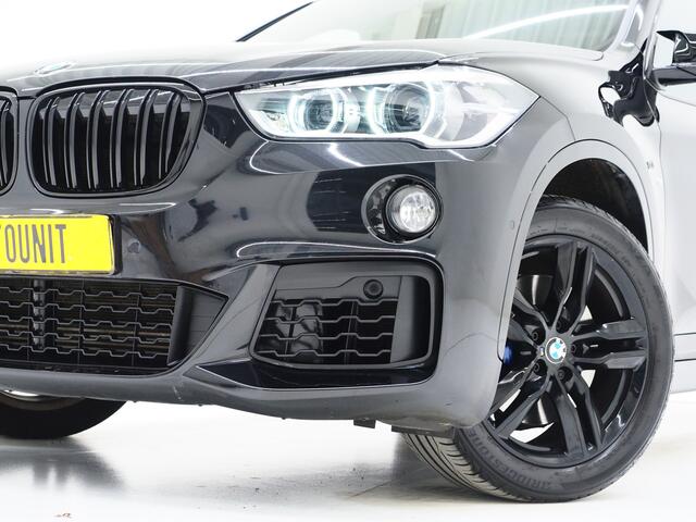 BMW X1 sDrive20i M Sport Full Black | HUD | Trekhaak | Sfeerlicht | Donkere Hemel | Stoelverwarming | Cruise | PDC | Carplay