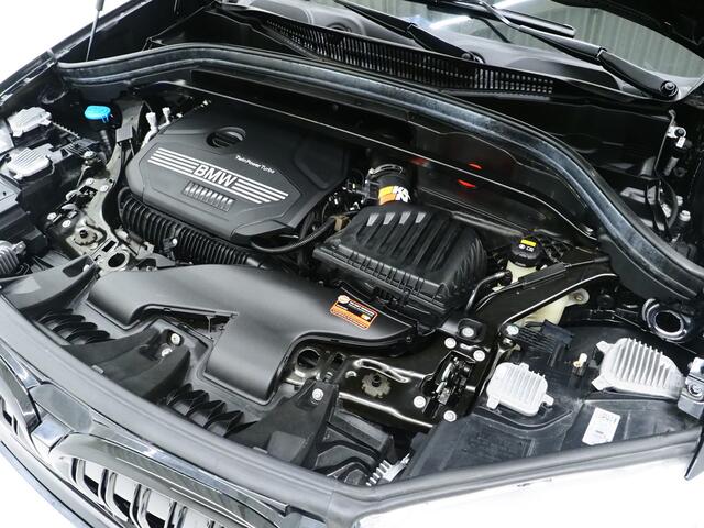 BMW X1 sDrive20i M Sport Full Black | HUD | Trekhaak | Sfeerlicht | Donkere Hemel | Stoelverwarming | Cruise | PDC | Carplay