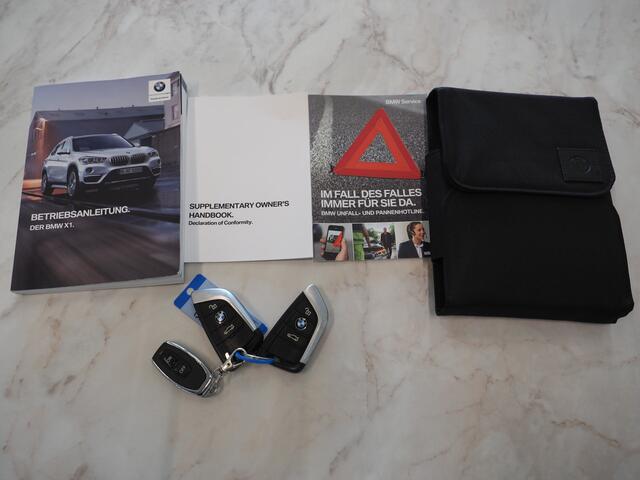 BMW X1 sDrive20i M Sport Full Black | HUD | Trekhaak | Sfeerlicht | Donkere Hemel | Stoelverwarming | Cruise | PDC | Carplay