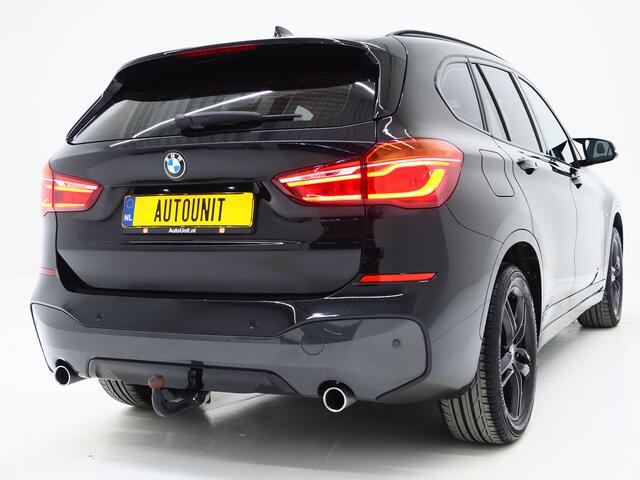 BMW X1 sDrive20i M Sport Full Black | HUD | Trekhaak | Sfeerlicht | Donkere Hemel | Stoelverwarming | Cruise | PDC | Carplay