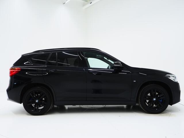 BMW X1 sDrive20i M Sport Full Black | HUD | Trekhaak | Sfeerlicht | Donkere Hemel | Stoelverwarming | Cruise | PDC | Carplay