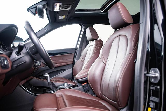 BMW X1 xDrive25e High Executive M Sport - Trekhaak - Panoramadak - Driving Assistant Plus - Comfort Access - Head up - Harman Kardon - Elektrisch verstelbare/verwarmde stoelen - Getinte ruiten -