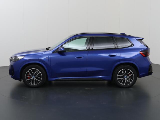 BMW X1 xDrive25e | M-Pakket | Curved Display | Sportstoelen | Camera | DAB | Apple Carplay/Android Auto | Ele. kofferdeksel | BMW LED |