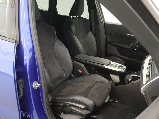 BMW X1 xDrive25e | M-Pakket | Curved Display | Sportstoelen | Camera | DAB | Apple Carplay/Android Auto | Ele. kofferdeksel | BMW LED |