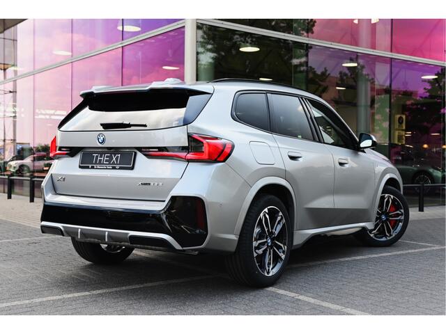 BMW X1 xDrive25e M Sport Automaat / Panoramadak / Trekhaak / Sportstoelen / Head-Up / M Adaptief onderstel / Parking Assistant Plus / Stuurverwarming