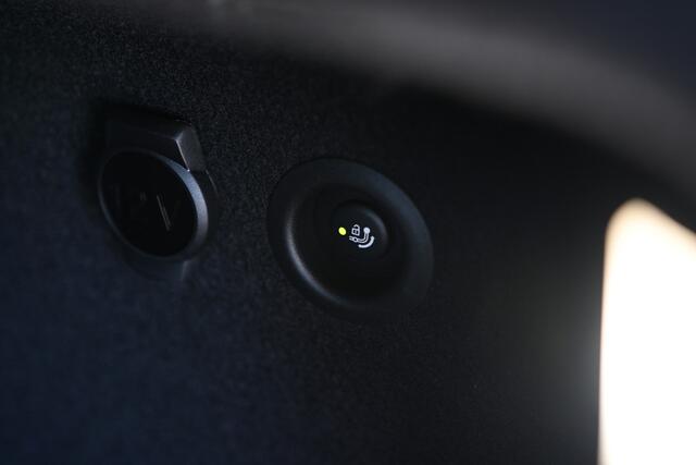 BMW X1 xDrive25e M Sport Automaat / Panoramadak / Trekhaak / Sportstoelen / Head-Up / M Adaptief onderstel / Parking Assistant Plus / Stuurverwarming