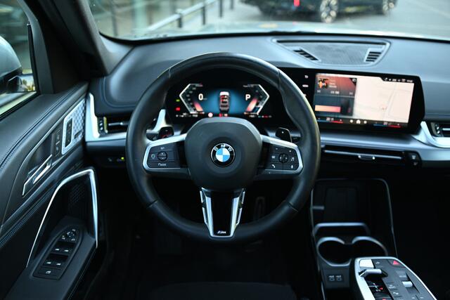 BMW X1 sDrive18i M Sport Automaat / Trekhaak / Panoramadak / Sportstoelen / Comfort Access / Achteruitrijcamera / Harman-Kardon / Adaptieve LED