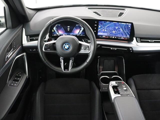 BMW X1 xDrive25e M Sport | SOH 93,3% | Adaptive cruise | Massage | Sportstoelen | Keyless | Stuurverwarming | Leder/Alcantara | Live Cockpit | Camera | Stoelverwarming | Adaptief LED | PHEV | Plug In