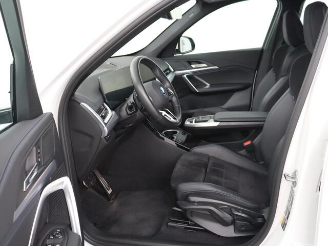 BMW X1 xDrive25e M Sport | SOH 93,3% | Adaptive cruise | Massage | Sportstoelen | Keyless | Stuurverwarming | Leder/Alcantara | Live Cockpit | Camera | Stoelverwarming | Adaptief LED | PHEV | Plug In