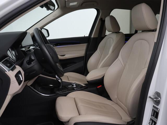 BMW X1 sDrive20i Business Edition Plus | Leder | Head-Up | Trekhaak | Stoelverwarming | Carplay | Sfeerverlichting | Full LED | Navigatie | Sportstoelen | Climate control | Parkeerhulp | Cruise control