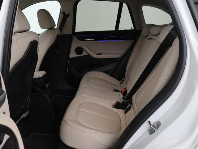 BMW X1 sDrive20i Business Edition Plus | Leder | Head-Up | Trekhaak | Stoelverwarming | Carplay | Sfeerverlichting | Full LED | Navigatie | Sportstoelen | Climate control | Parkeerhulp | Cruise control