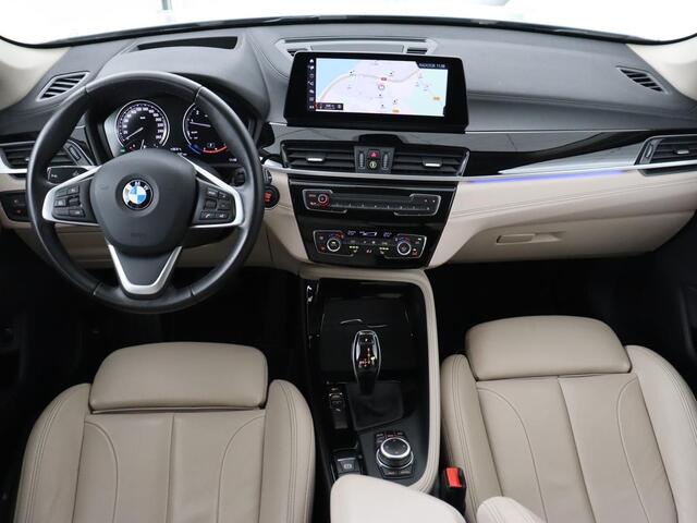 BMW X1 sDrive20i Business Edition Plus | Leder | Head-Up | Trekhaak | Stoelverwarming | Carplay | Sfeerverlichting | Full LED | Navigatie | Sportstoelen | Climate control | Parkeerhulp | Cruise control