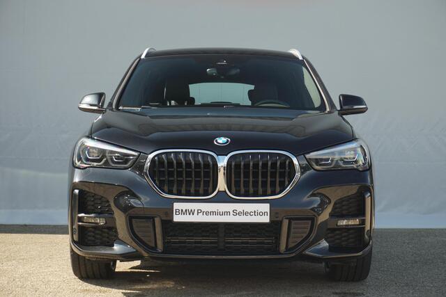 BMW X1 xDrive25e High Executive M Sportpakket 18'' / Head-Up Display / Stoel & Stuurverwarming / Driving Assistant / Parkeersensoren voor en achter