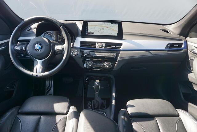 BMW X1 xDrive25e High Executive M Sportpakket 18'' / Head-Up Display / Stoel & Stuurverwarming / Driving Assistant / Parkeersensoren voor en achter