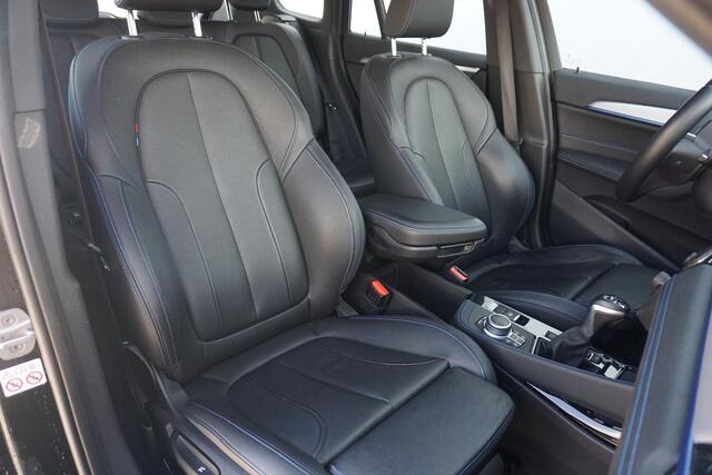 BMW X1 xDrive25e High Executive M Sportpakket 18'' / Head-Up Display / Stoel & Stuurverwarming / Driving Assistant / Parkeersensoren voor en achter