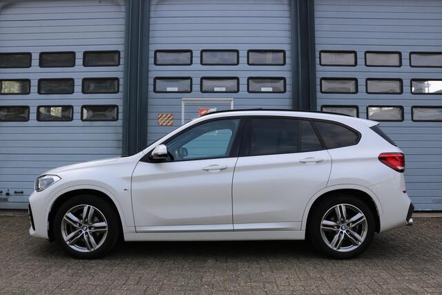 BMW X1 sDrive18i High Exe M-pakket Autom Xenon Navi Panodak T-haak Bj:2020