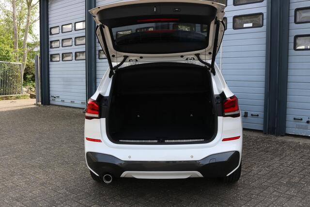 BMW X1 sDrive18i High Exe M-pakket Autom Xenon Navi Panodak T-haak Bj:2020