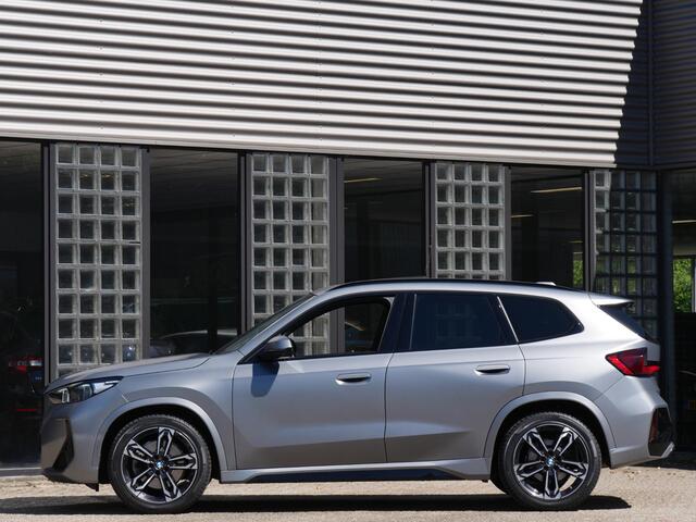 BMW X1 xDrive23i M-SPORT/ PANORAMADAK/ INNOVATION PACK/ DRIVING ASSISTANT PRO/ INDIVIDUAL FROZEN GREY METALLIC