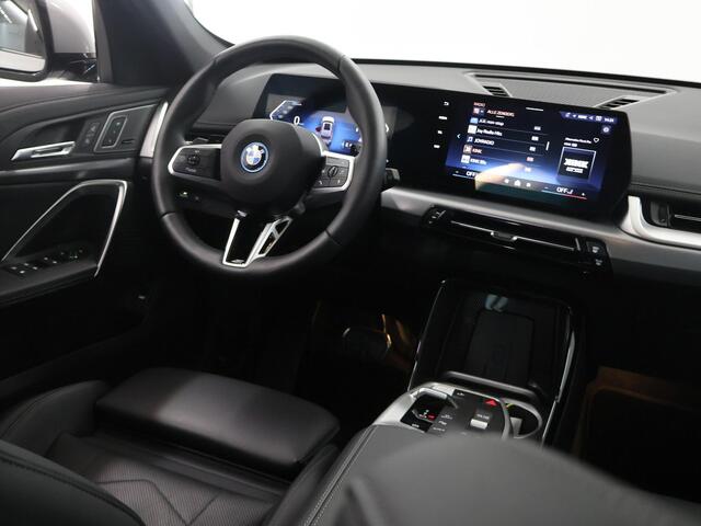 BMW X1 xDrive25e M-Sport | Trekhaak | Panoramadalk | Harman / Kardon | Shadowline | Full Led | Stoelen voor electr. verstelbaar (met Memory | Keyless Go |