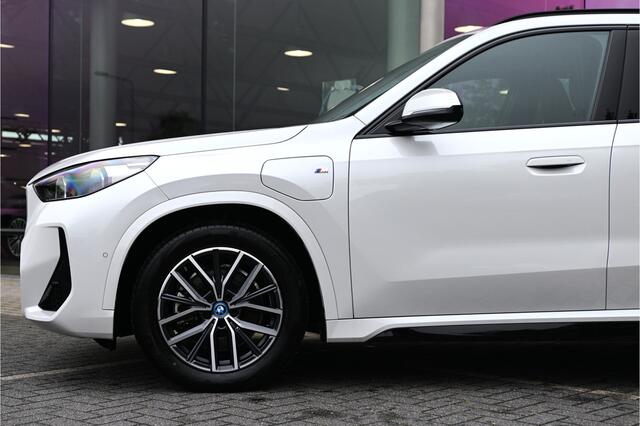 BMW X1 xDrive25e M Sport Automaat / Sportstoelen / Comfort Access / Achteruitrijcamera / Adaptieve LED / Stoelverwarming