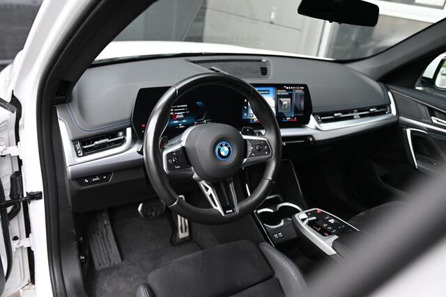 BMW X1 xDrive25e M Sport Automaat / Sportstoelen / Comfort Access / Achteruitrijcamera / Adaptieve LED / Stoelverwarming