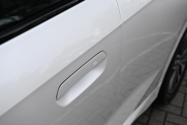 BMW X1 xDrive25e M Sport Automaat / Sportstoelen / Comfort Access / Achteruitrijcamera / Adaptieve LED / Stoelverwarming