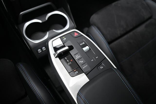 BMW X1 xDrive25e M Sport Automaat / Sportstoelen / Comfort Access / Achteruitrijcamera / Adaptieve LED / Stoelverwarming / M Adaptief onderstel