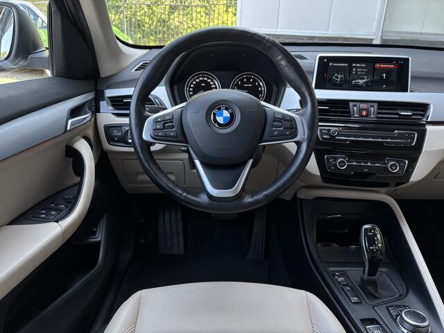 BMW X1 xDrive20i High Executive | Camera | Carplay | Leer | Parkeer Assistent | Driving Assistant Plus -Cruise control adaptief met stop&go, file assistent-grootlichtassistent-rijstrooksensor-