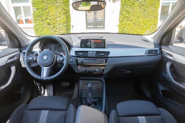 BMW X1 xDrive20i High Executive TREKHAAK | PANO | ADAPTIVE | KEYLESS | CAMERA | STUURVERW