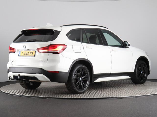 BMW X1 sDrive18i Executive Edition (Trekhaak / Camera / Elek. Achterklep / Stoelverw. / Navi / Sfeerverlichting)