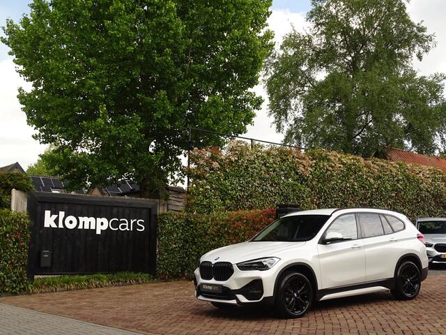 BMW X1 sDrive18i | Handbak | Uniek | PearlWeiss | Leer | Nav | All-black! | Privacy glass