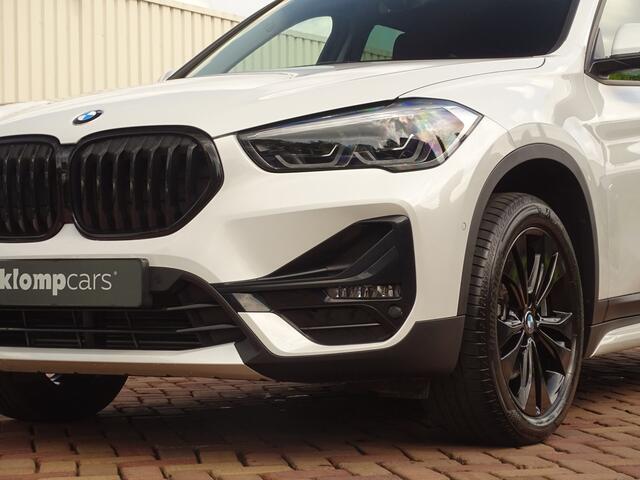 BMW X1 sDrive18i | Handbak | Uniek | PearlWeiss | Leer | Nav | All-black! | Privacy glass