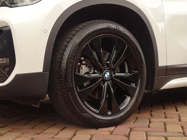 BMW X1 sDrive18i | Handbak | Uniek | PearlWeiss | Leer | Nav | All-black! | Privacy glass
