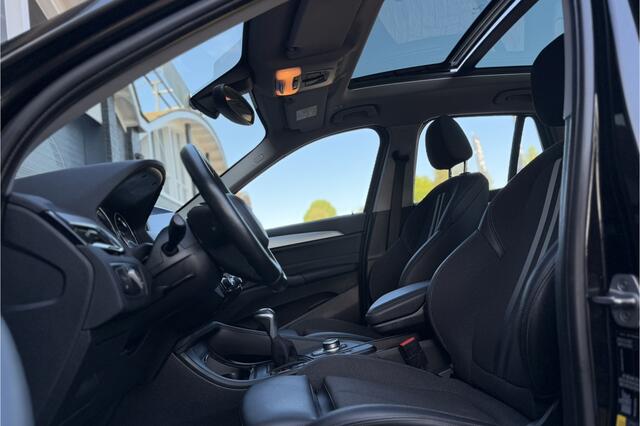 BMW X1 xDrive25e | Panodak | Camera | Sportstoelen | LED | Elektrische klep | NAVI