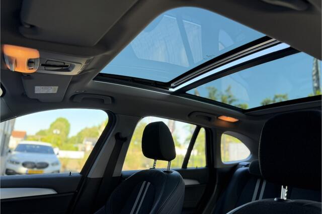BMW X1 xDrive25e | Panodak | Camera | Sportstoelen | LED | Elektrische klep | NAVI