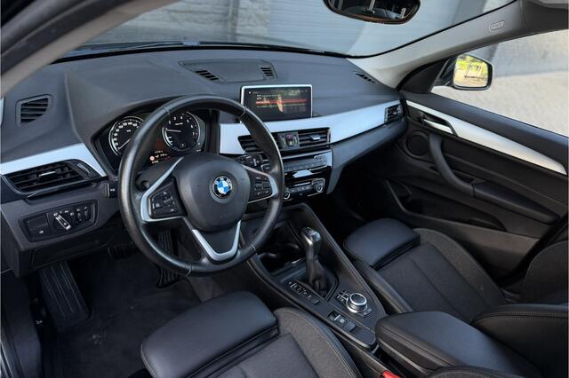 BMW X1 xDrive25e | Panodak | Camera | Sportstoelen | LED | Elektrische klep | NAVI