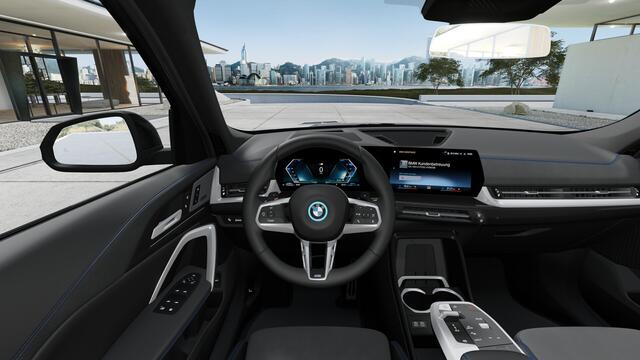 BMW X1 xDrive25e M Sport Automaat / Trekhaak / Panoramadak / Sportstoelen / Comfort Access / Adaptieve LED / Head-Up / Harman-Kardon / Parking Assistant Plus
