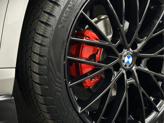 BMW X1 18i M-Sport Performance-Pack | Panorama | Sportstoelen | Carbon | Keyless-Entry | Sfeerverlichting | Achteruitrij-Camera | 5x op voorraad | Carplay | Full-LED | Black-Optic | Getint Glas | Stoelverwarming | Draadloos Laden |