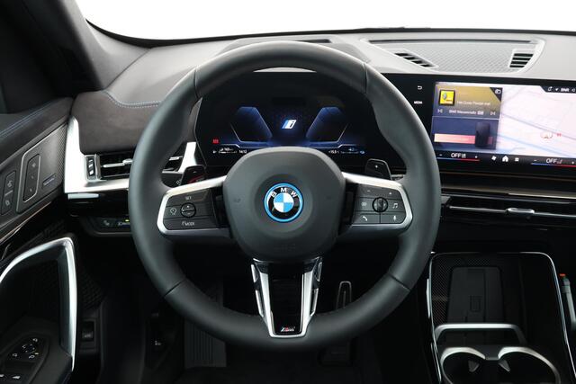 BMW X1 xDrive30e | Sport Pakket Pro | Pano Dak | M-Sportstoelen | Harman Kardon | Driving Assistant Professional | 20'' LM | Elektr. Verstelbare Voorstoelen | Head-Up |