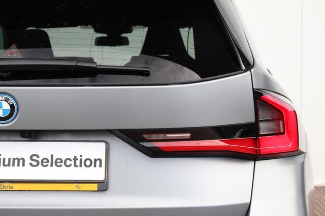 BMW X1 xDrive30e | Sport Pakket Pro | Pano Dak | M-Sportstoelen | Harman Kardon | Driving Assistant Professional | 20'' LM | Elektr. Verstelbare Voorstoelen | Head-Up |