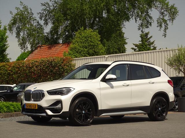 BMW X1 sDrive20i ParelWeiss | Full Options | HUD | NavPro | Stoelverw | All wheater | Uniek