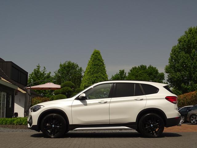 BMW X1 sDrive20i ParelWeiss | Full Options | HUD | NavPro | Stoelverw | All wheater | Uniek