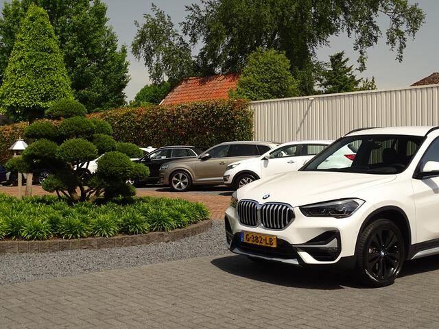 BMW X1 sDrive20i ParelWeiss | Full Options | HUD | NavPro | Stoelverw | All wheater | Uniek